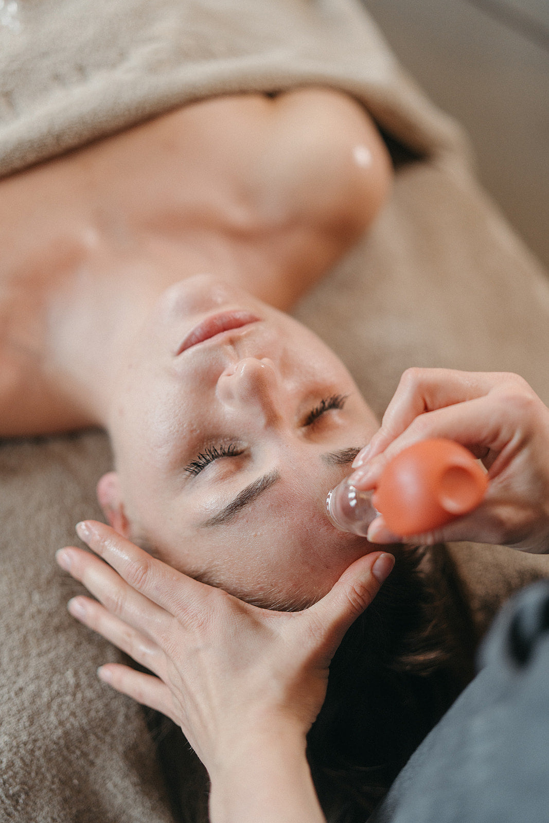 Ansigtsbehandling med cupping