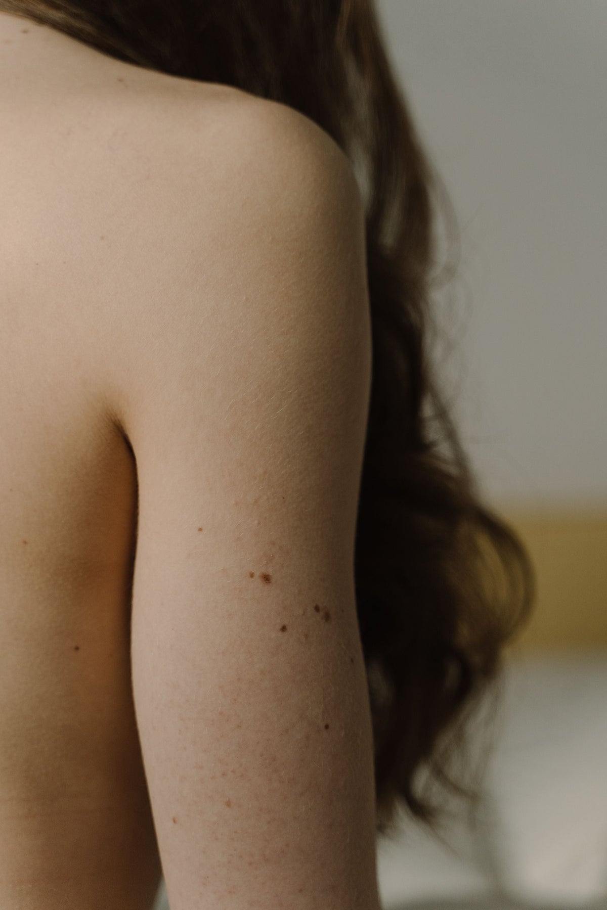 Nærbillede af hud og hår i varmt, naturligt lys – Feminine Notes om hud og hår i årstidsskiftet