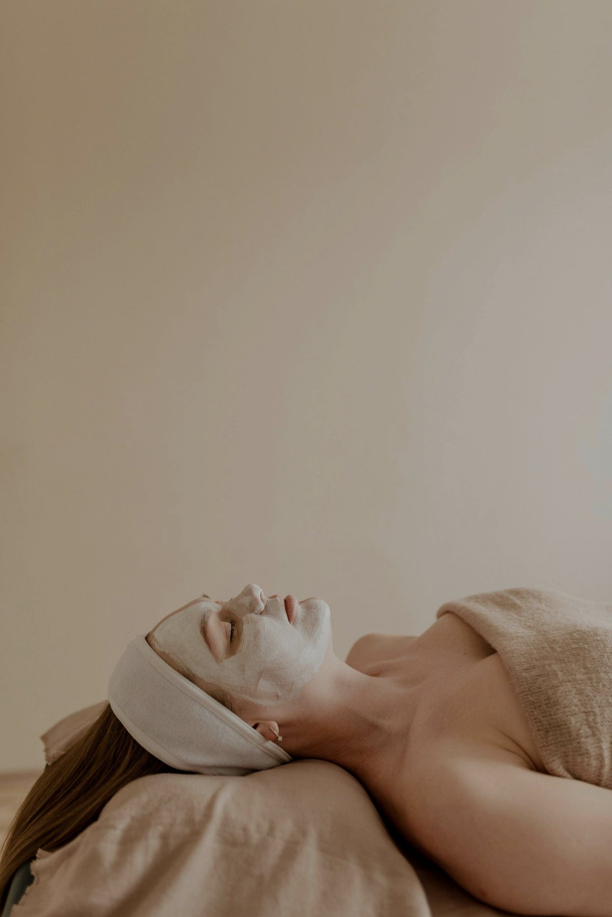 Rolig ansigtsbehandling i varme naturtoner – Feminine Notes om at lytte til hudens signaler