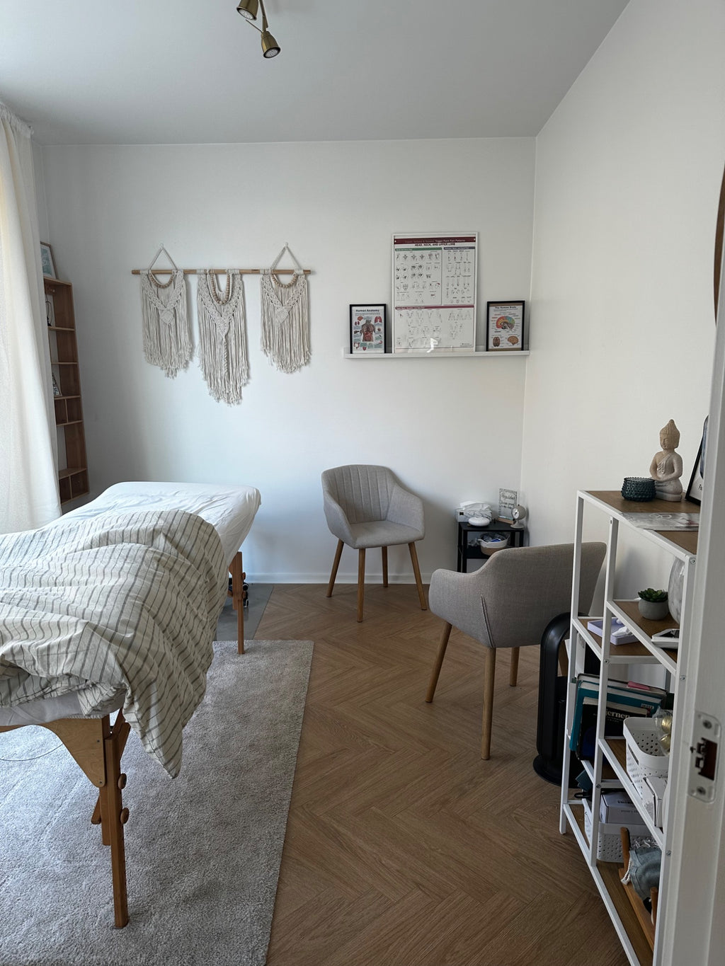 Lyst behandlingsrum hos Feminine i Roskilde