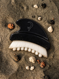 Feminine Lymfebørste & Gua Sha på varm sandfarvet baggrund