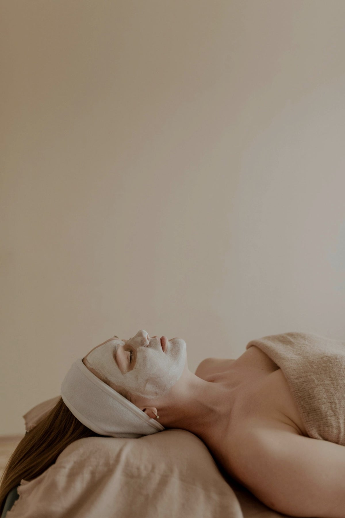 Rolig ansigtsbehandling med maske hos Feminine
