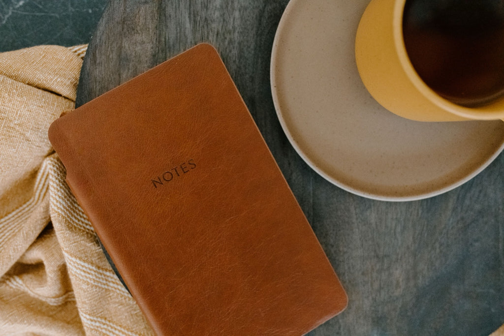 Notesbog og kaffe i varme naturlige omgivelser